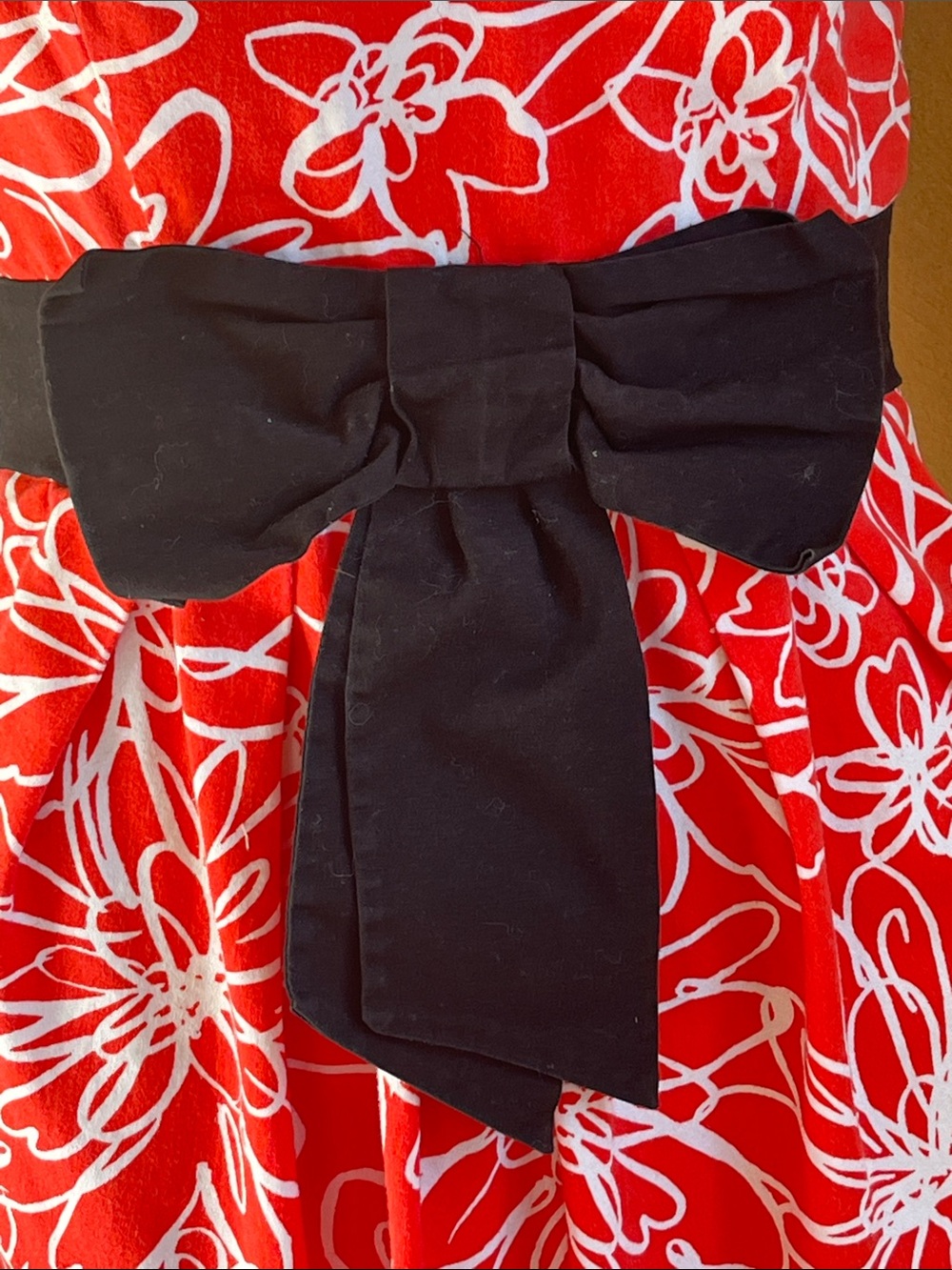 B. Smart dress with large black bow - Picture 2 of 8